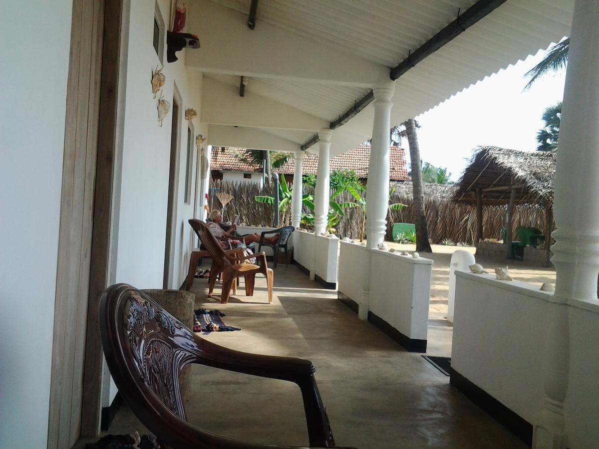 Dolphinchilling Hotel Alankuda Exterior photo